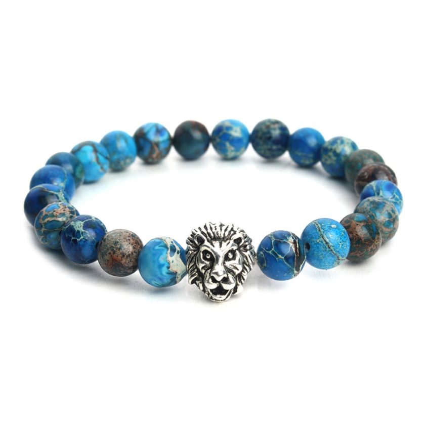 Bracelet pour homme composé d'une élégante tête de lion de couleur argent et de perles de jaspe impérial.