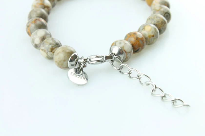 Bracelet pour homme composé de différentes variétés de pierres de jaspe naturelles.