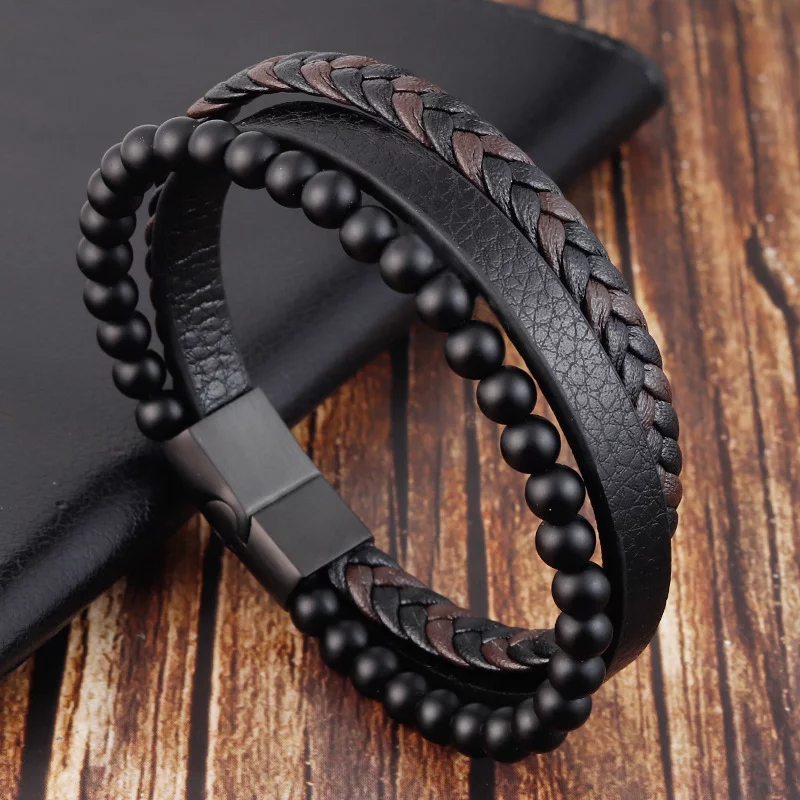 Bracelet pour homme composé d'une lanière de cuir tressé noir et marron, d'une lanière de cuir lisse noir et de pierres d'onyx noir.